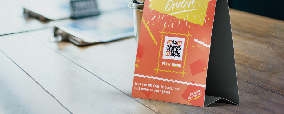 Un Código QR PDF en un expositor de mesa que muestra el menú de un restaurante